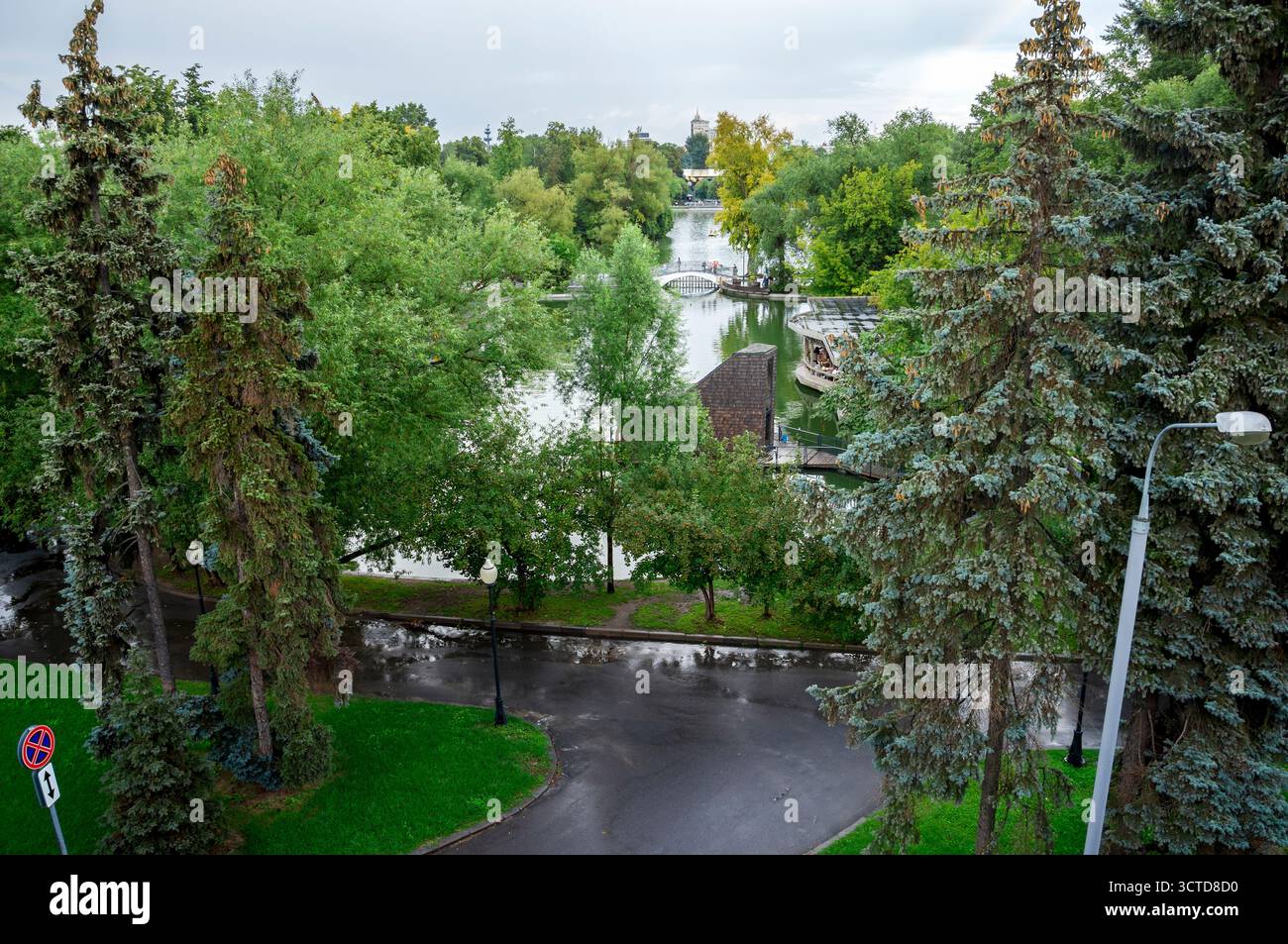 Vista aerea dei laghetti di Golitsyn con alberi lussureggianti e ponte nel Gorky Central Park, Mosca, Russia, 9 agosto 2025 Foto Stock