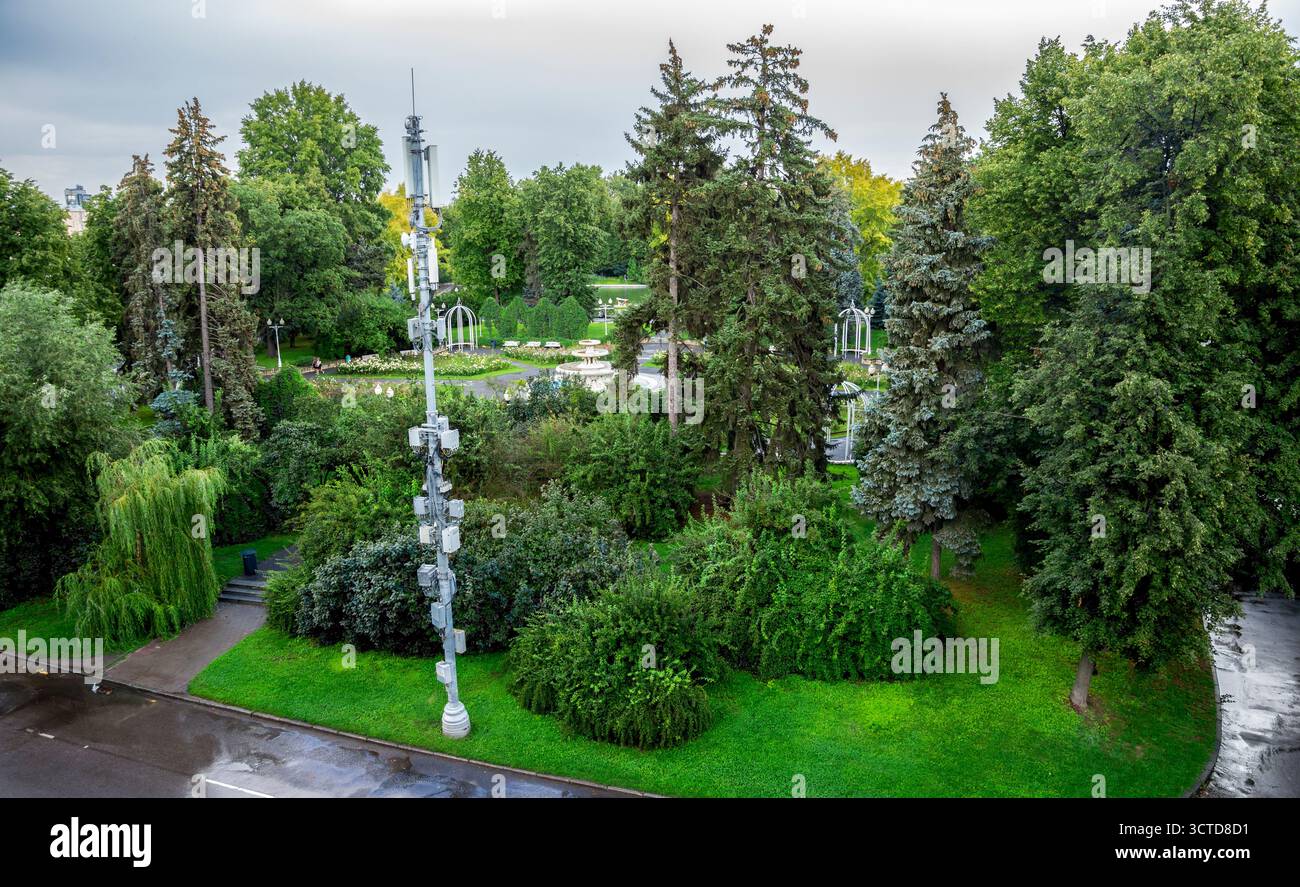 Vista del Gorky Central Park con alti alberi e passerelle vicino al Golitsyn Ponds After Rain, Mosca, Russia, 9 agosto 2025 Foto Stock