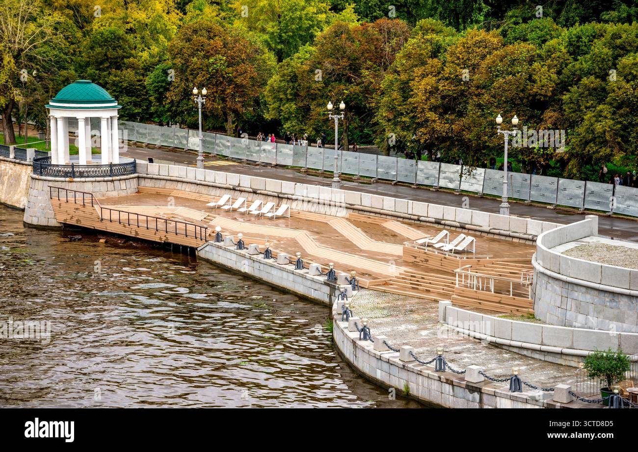 Ponte panoramico sul fiume con gazebo, scalini e sedie a sdraio vuote sull'acqua al Gorky Central Park, Mosca, Russia, 9 agosto 2025 Foto Stock
