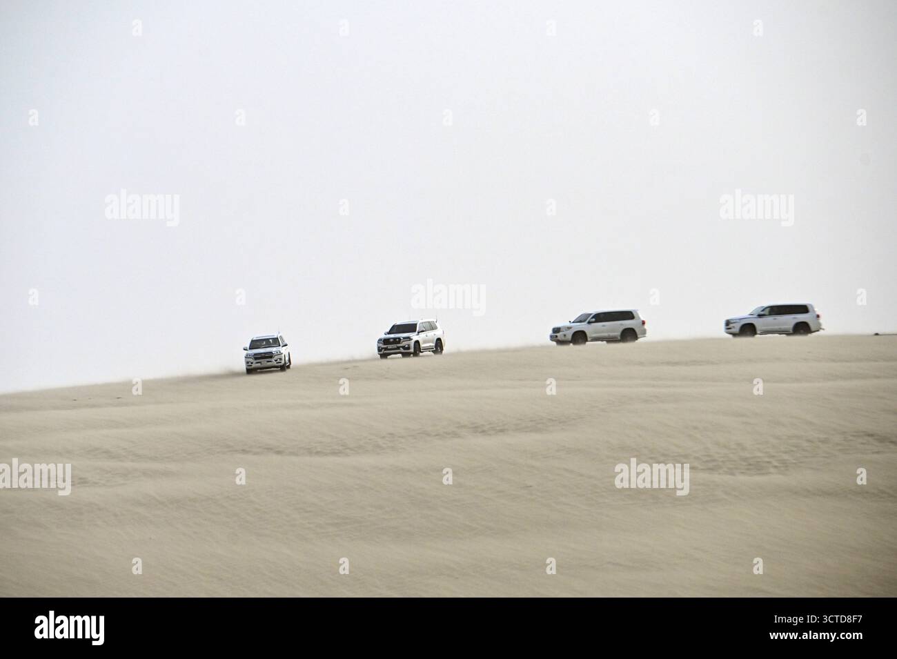 Qatar, governatorato di al Wakrah: Fuoristrada Mitsubishi 4x4 tra le dune del deserto vicino alla località balneare di Sealine. Foto Stock
