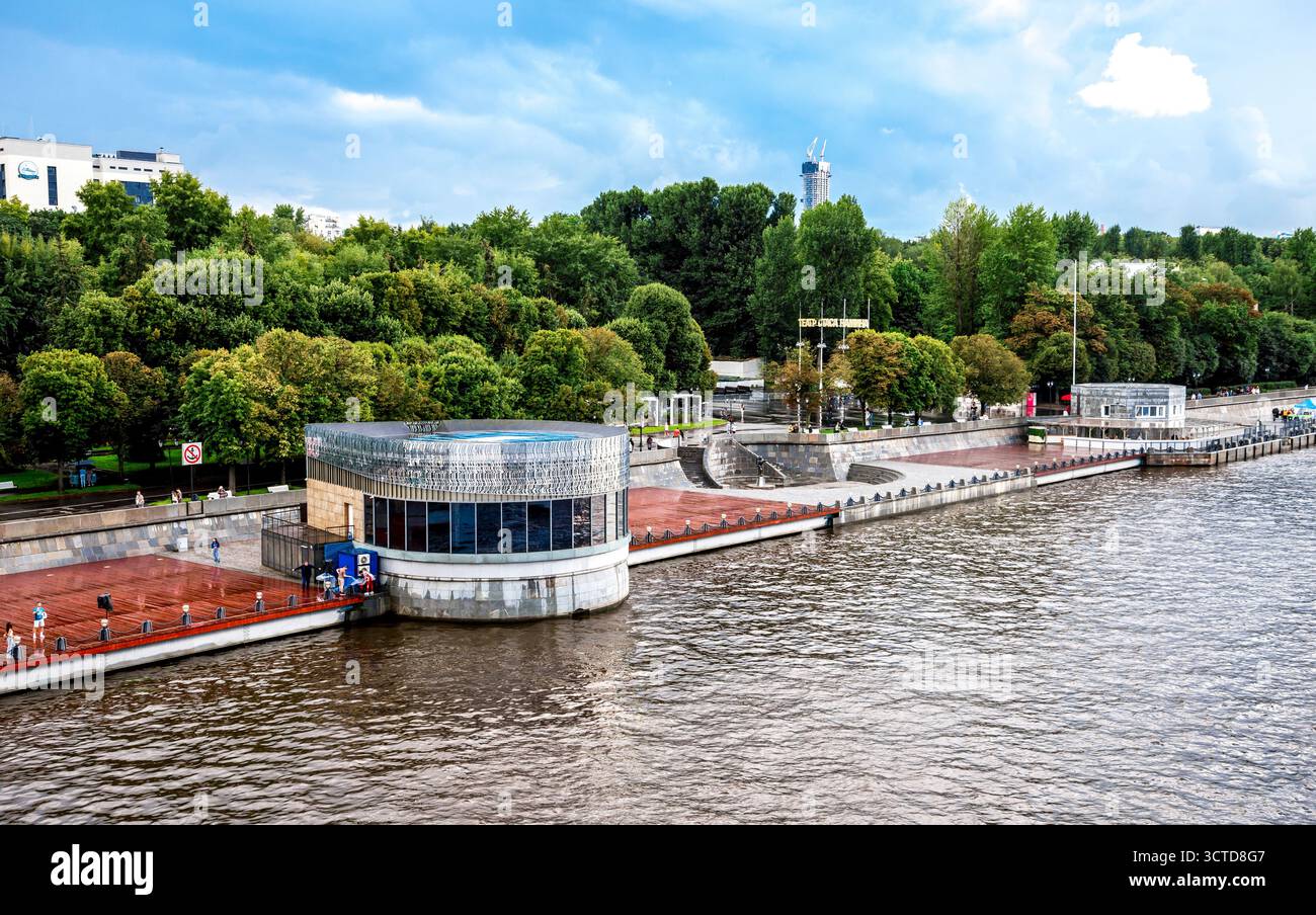 Vista sul lungomare di Gorky Central Park of Culture and Leisure con Circular Riverside Building, Mosca, Russia, 9 agosto 2025 Foto Stock