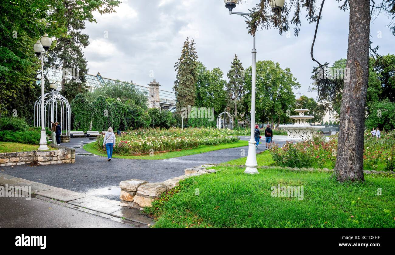 Vicolo con fiori e Fontana panoramica nel Parco centrale della Cultura e del tempo libero di Gorky, Mosca, Russia, 9 agosto 2025 Foto Stock