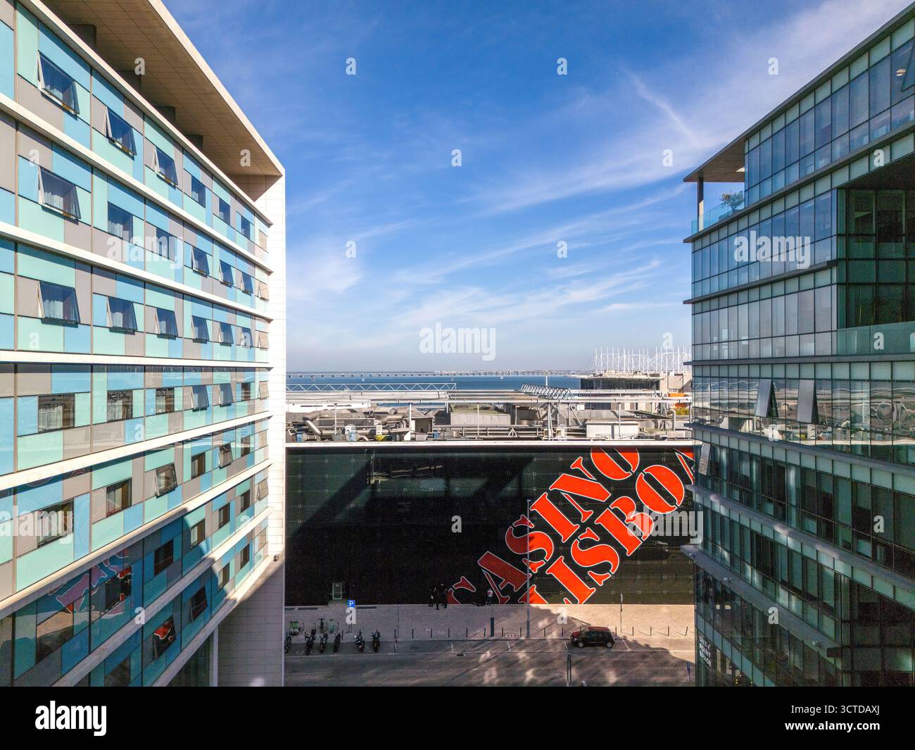 Vista aerea della facciata del Casino Lisboa nel Parque das Nacoes, Lisbona, Portogallo Foto Stock