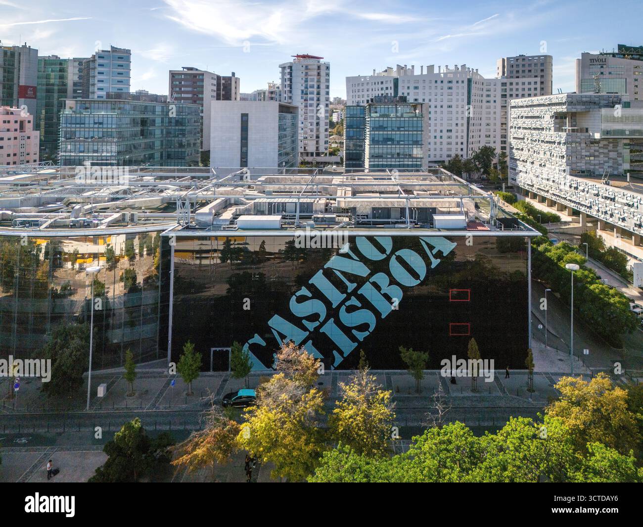 Vista aerea della facciata del Casino Lisboa nel Parque das Nacoes, Lisbona, Portogallo Foto Stock