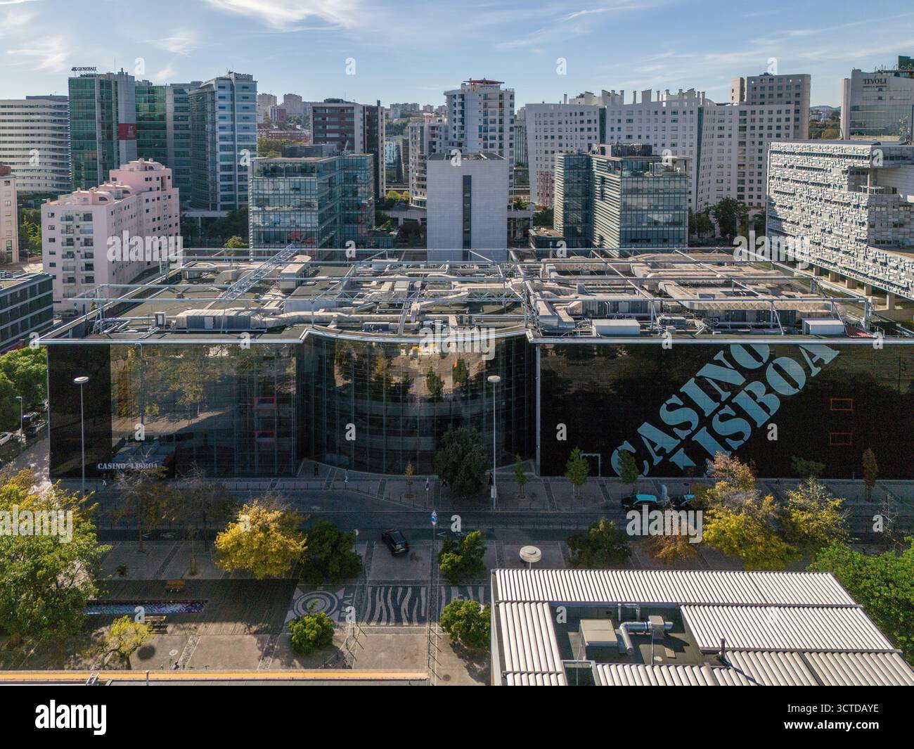 Vista aerea della facciata del Casino Lisboa nel Parque das Nacoes, Lisbona, Portogallo Foto Stock