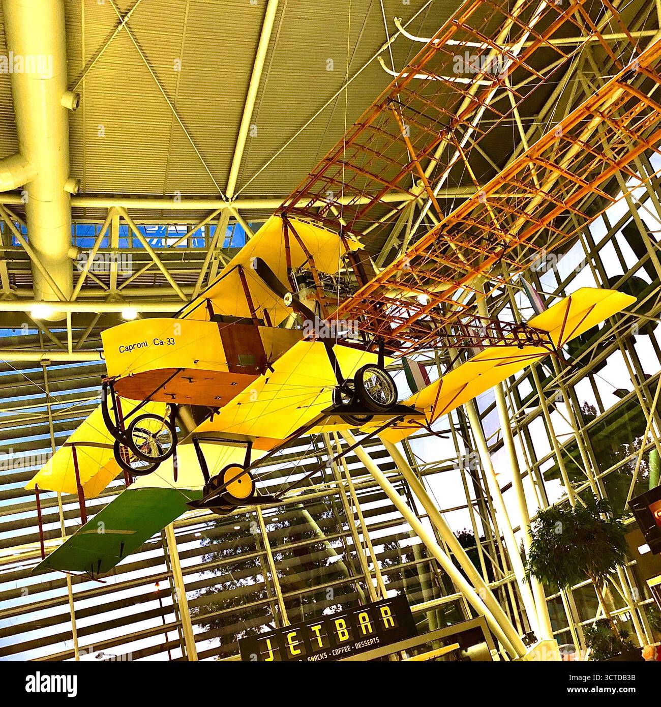 Taglio parziale di un bombardiere pesante italiano Caproni CA-33 del periodo della prima guerra mondiale appeso al soffitto del terminal pubblico dell'aeroporto di Bratislava, Slovacchia. Foto Stock