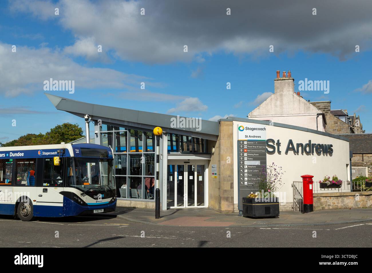 L'ingresso alla stazione degli autobus di St Andrews, Fife, Scozia Foto Stock