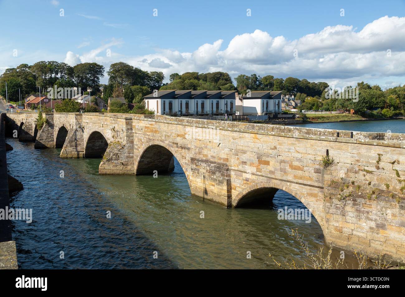 Il ponte a sei archi del XV secolo sul fiume Eden a Guardbridge, St Andrews, Fife, Scozia Foto Stock