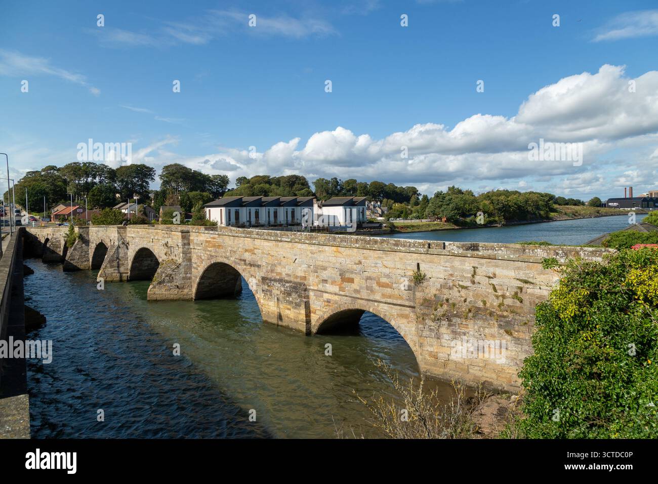 Il ponte a sei archi del XV secolo sul fiume Eden a Guardbridge, St Andrews, Fife, Scozia Foto Stock