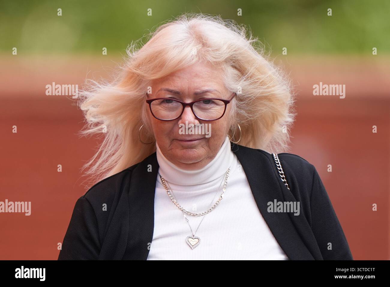 Karen Spragg fuori dalla Leicester Crown Court, dove è accusata di un'accusa di stalking che comporta un grave allarme o angoscia, in relazione a un'indagine sul presunto stalking della famiglia di Madeleine McCann. Data foto: Lunedì 6 ottobre 2025. Foto Stock