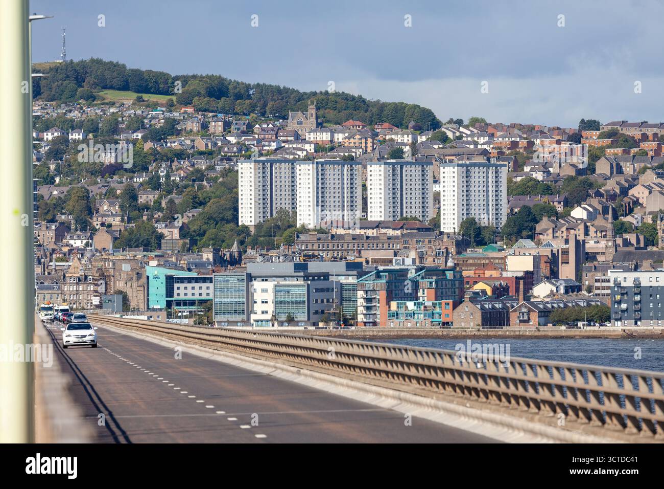 Guardando a nord verso Dundee City dal Tay Road Bridge, Fife, Scozia Foto Stock