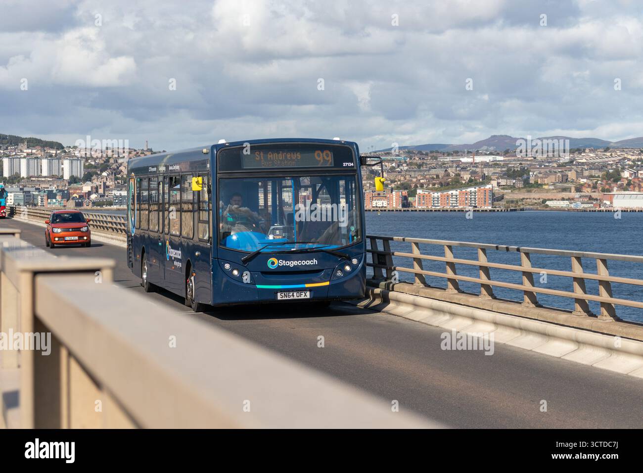 Un autobus che attraversa il Tay Road Bridge verso Fife, Scozia Foto Stock