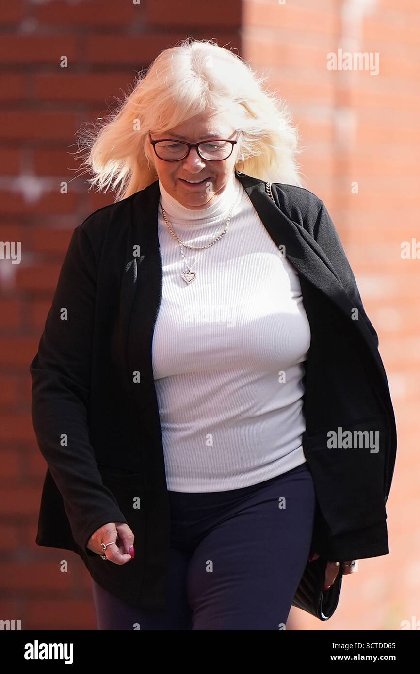 Karen Spragg fuori dalla Leicester Crown Court, dove è accusata di un'accusa di stalking che comporta un grave allarme o angoscia, in relazione a un'indagine sul presunto stalking della famiglia di Madeleine McCann. Data foto: Lunedì 6 ottobre 2025. Foto Stock