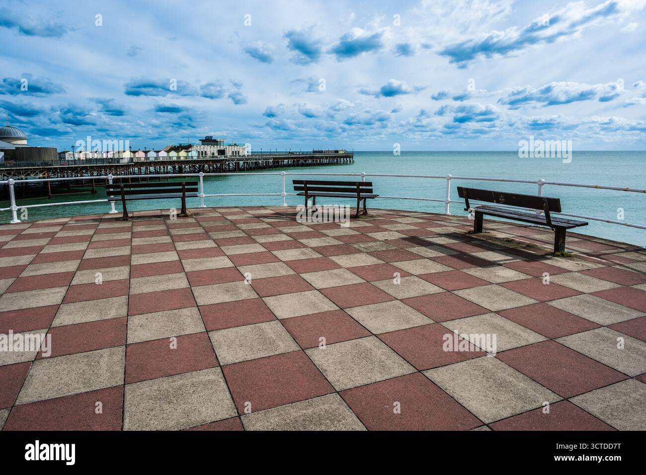 Panche e molo Hastings Foto Stock