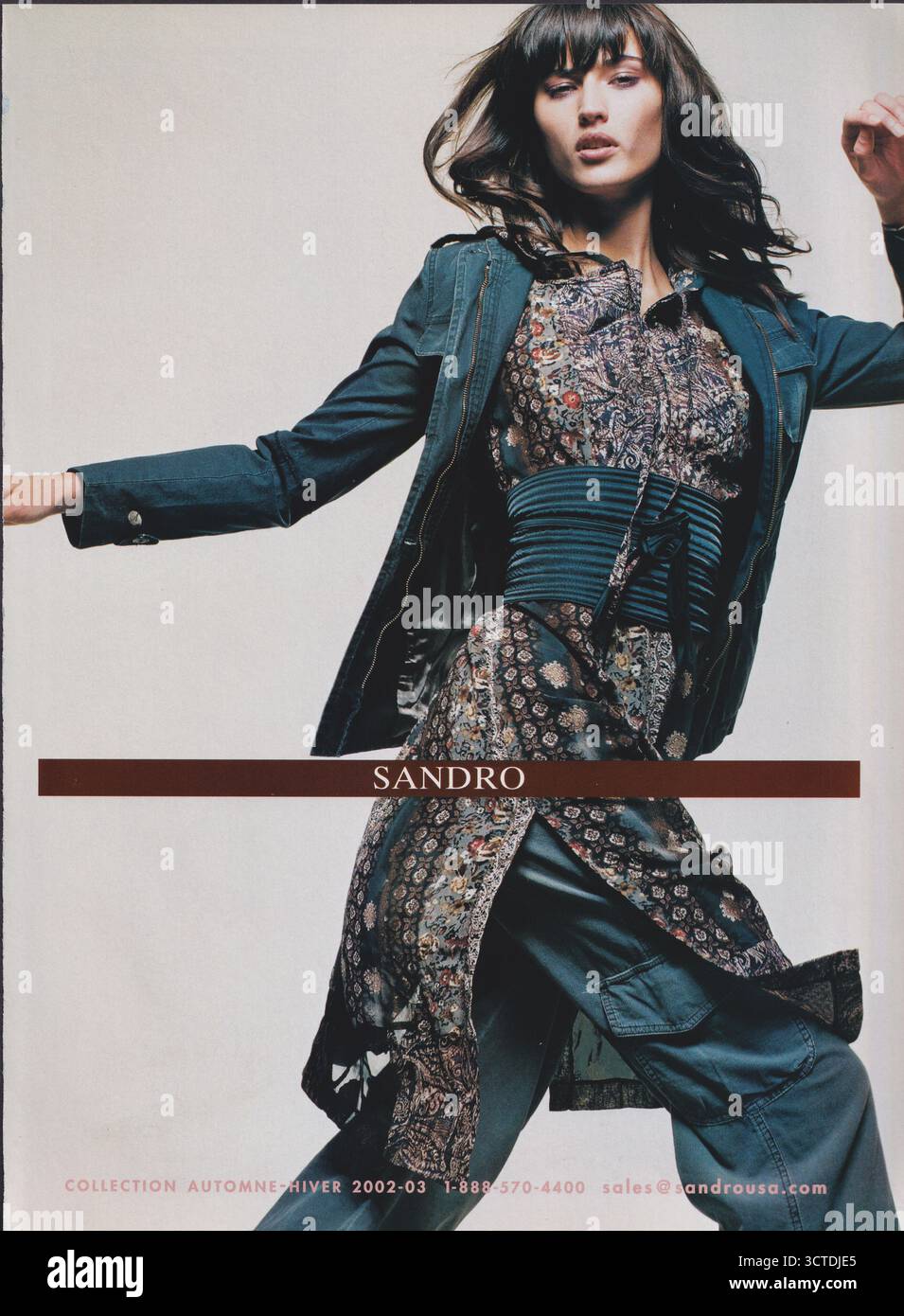 Poster pubblicitario Sandro casa di moda su rivista cartacea da 2002 anni, pubblicità, pubblicità creativa Sandro 2000s Foto Stock