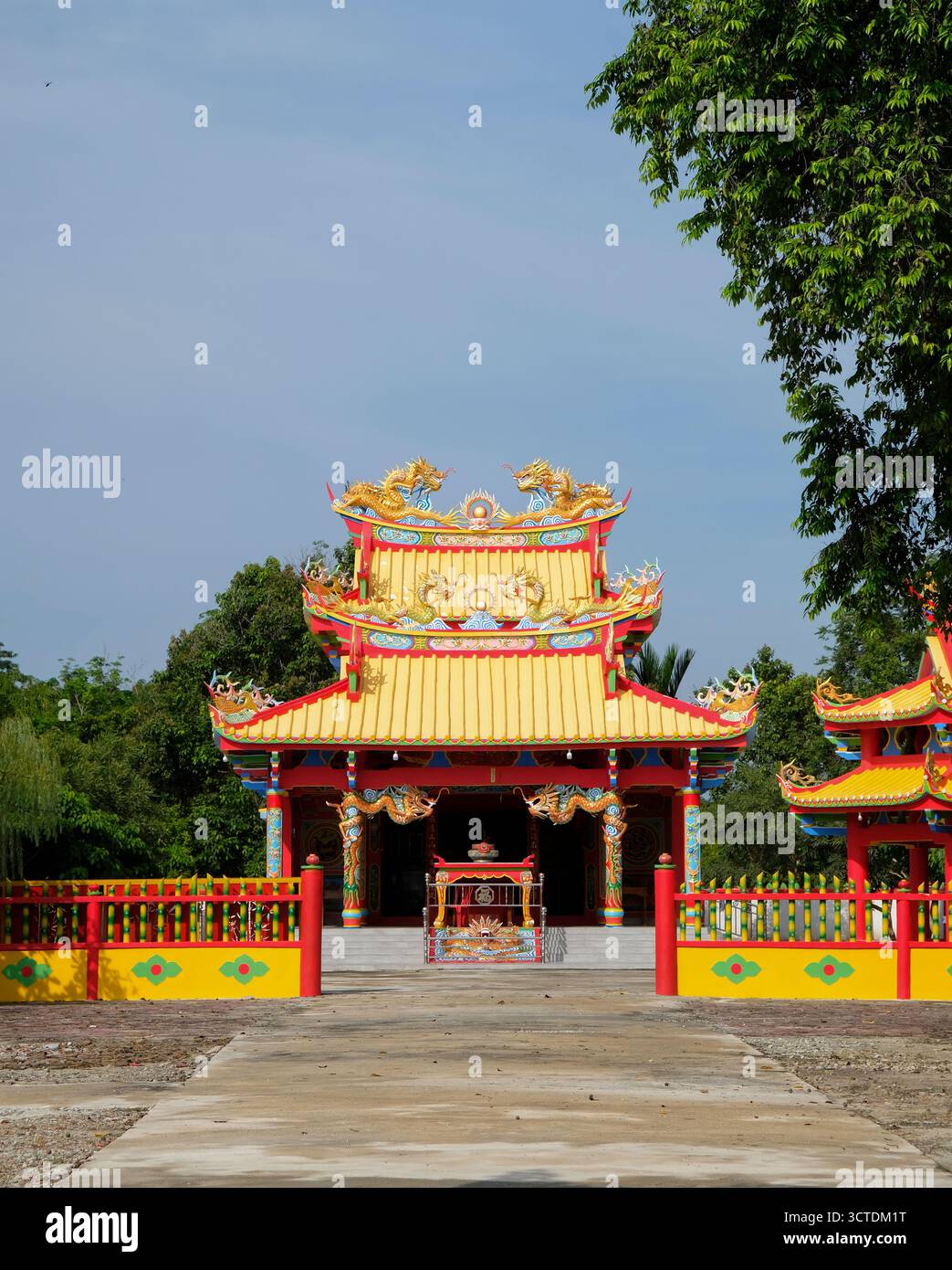 Riau, Indonesia - 12 maggio 2025: Colori luminosi e splendidi di Klenteng sa Lao Ya nell'isola di Rupat Foto Stock