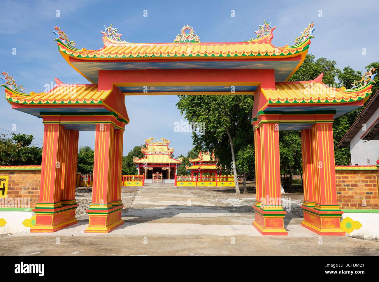 Riau, Indonesia - 12 maggio 2025: Colori luminosi e splendidi di Klenteng sa Lao Ya nell'isola di Rupat Foto Stock