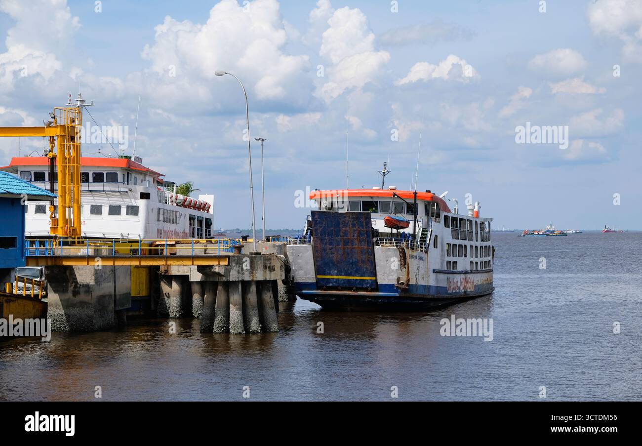 Riau, Indonesia - 12 maggio 2025: La nave Roro è ormeggiata al porto di Dumai Roro Foto Stock