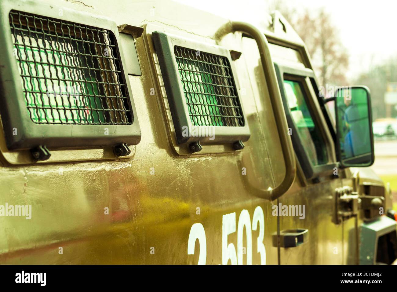 Vinnitsa.Ucraina 03.25.2019. Veicolo militare mimetico in cabina. camion con pistole metalliche kaki. auto blindata Foto Stock