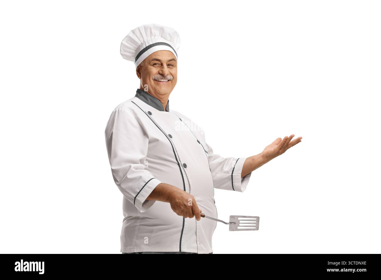 Chef maschio maturo con un turner isolato su sfondo bianco Foto Stock