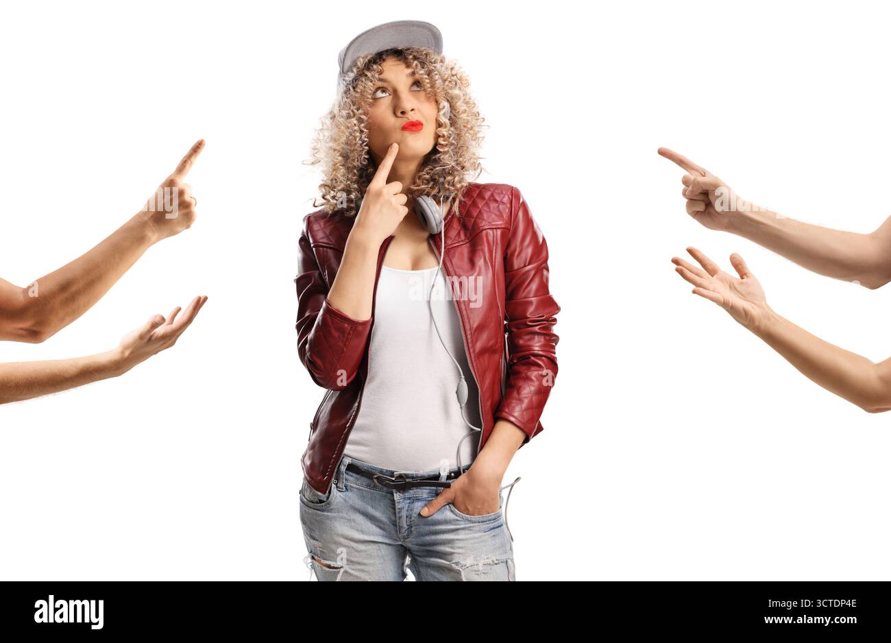 Dita che rimproverano una giovane donna pensiva isolata su sfondo bianco Foto Stock
