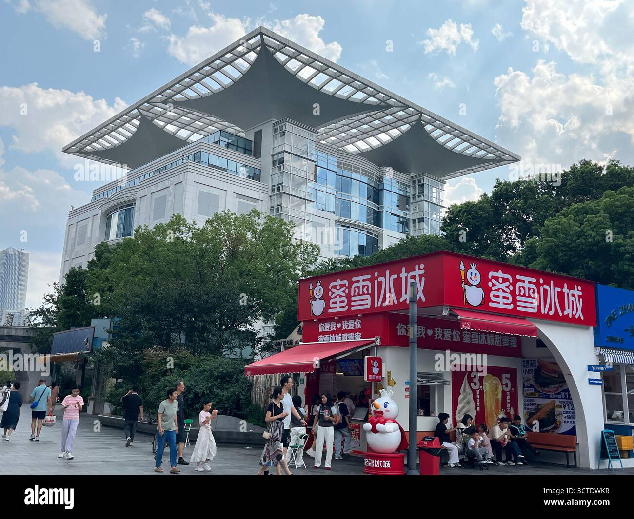 Shanghai, Cina - 5 ottobre 2025: Vista esterna del centro espositivo di pianificazione urbana di Shanghai, costruito nel 2000. Foto Stock