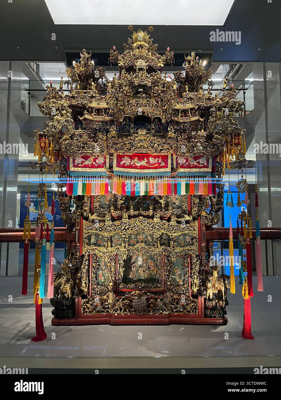 La sedia berlina "Baizi Dali" dell'anno 1936, una volta trasportata da 8 portatori, è attualmente esposta al museo di storia di Shanghai. Foto Stock