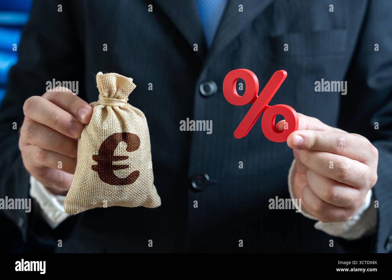 Tasse e dazi e il sacco di soldi in euro. Commissioni e detrazioni. Depositi o prestiti. regolamentazione finanziaria, operazioni bancarie, politica fiscale e m Foto Stock