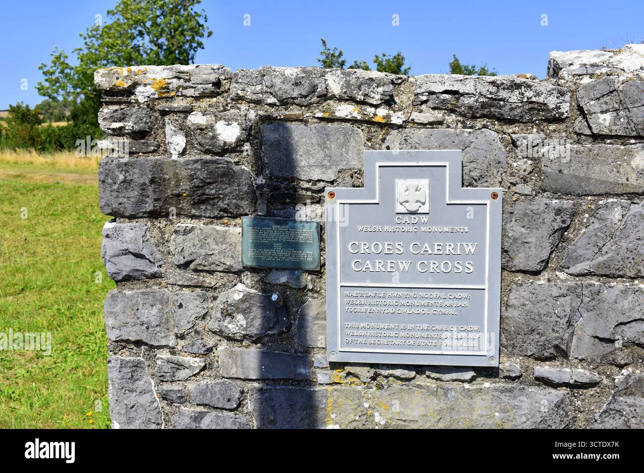 Cartello informativo Carew Cross, Carew, Pembrokeshire, Galles Foto Stock