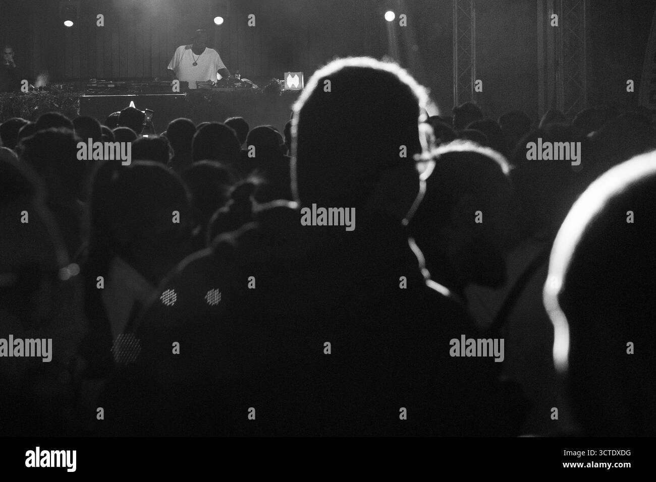 Party Glow: Silhouette di notte Foto Stock