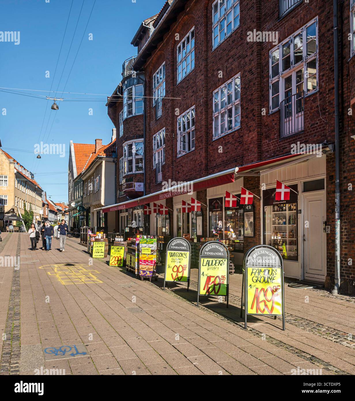 Alcol in vendita a Elsinore ai turisti svedesi in visita, Danimarca, 24 settembre 2025 Foto Stock