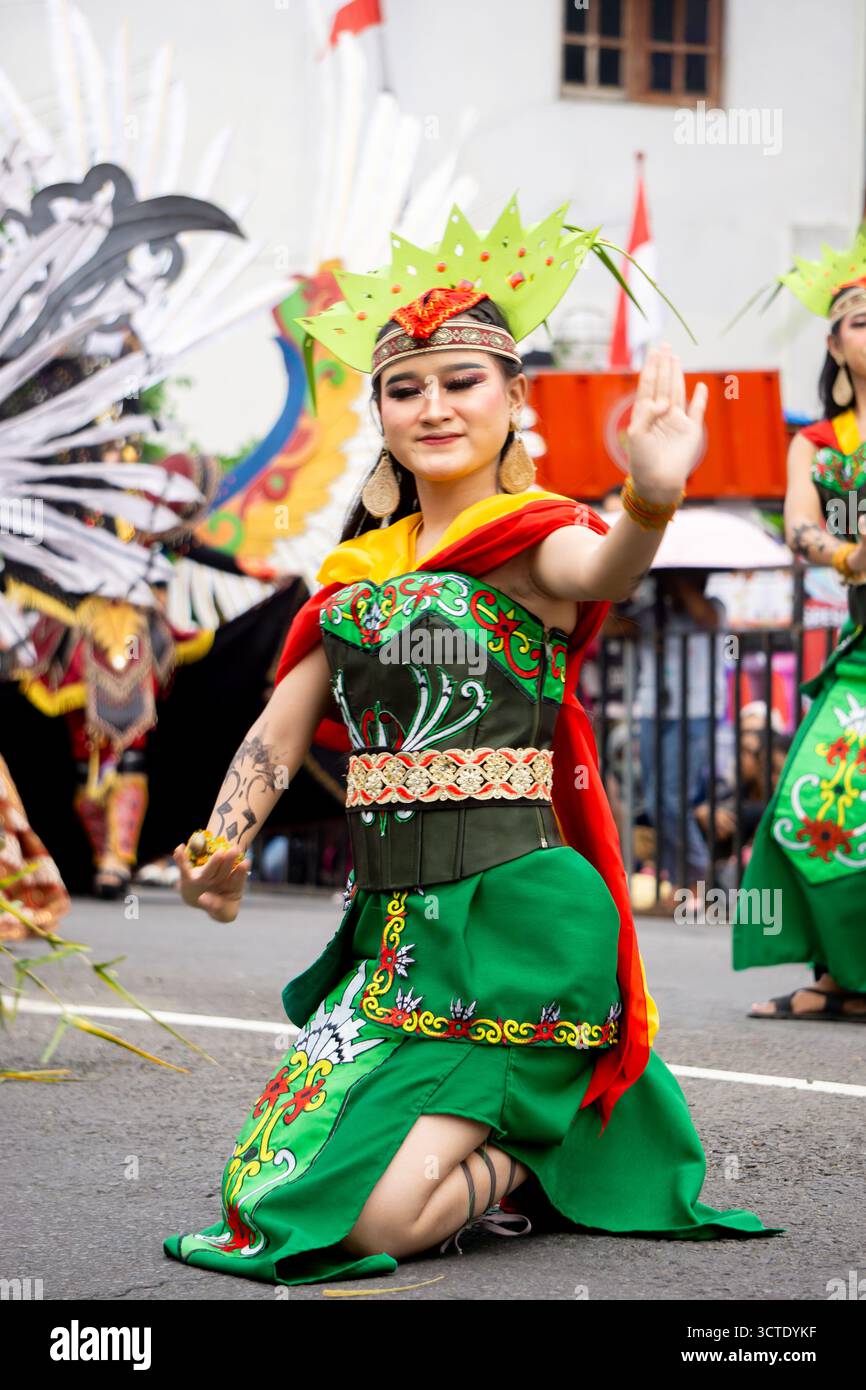 Dadas baleane danzano dal Borneo centrale. Questa danza era precedentemente usata per chiedere a Dio la guarigione per le persone malate e ora è usata per accogliere gli ospiti. Foto Stock