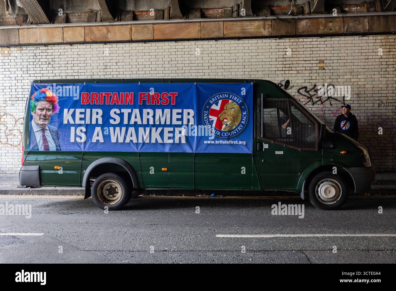 Manchester, Regno Unito. 6 OTTOBRE 2025. Il furgone rinforzato "Battle bus" con "Keir Starmer is a Wanker”, appartenente al partito politico britannico First, viene sequestrato per una seconda volta al di fuori della conferenza del partito conservatore dopo essere stato precedentemente sequestrato al Partito Conservatore. Credito Milo Chandler/Alamy Live News Foto Stock