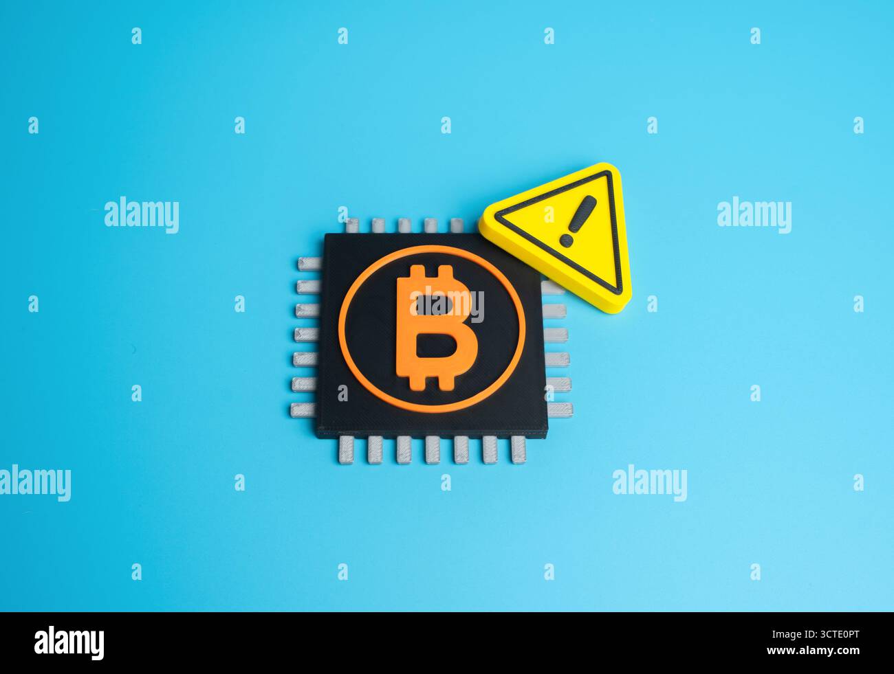 Chip Bitcoin e segnale di avvertimento. Problemi di estrazione di criptovalute. Attacchi di spam alla rete Bitcoin. Concetto di sicurezza informatica, protezione dei dati, blockchai Foto Stock