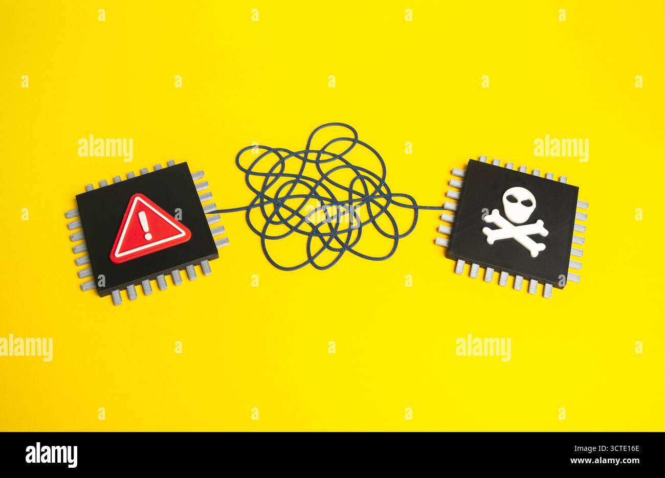 Una vulnerabilità critica e un rischio di hacking. Un problema di sicurezza del sistema o del microchip. Una backdoor. Concetto di gestione del rischio informatico, pr dell'infrastruttura IT Foto Stock