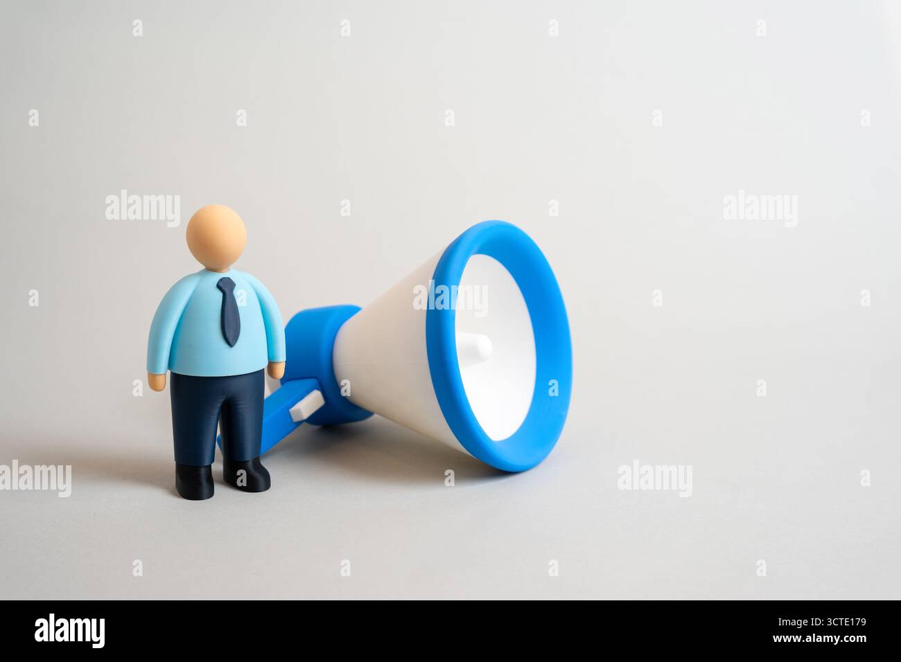 Un impiegato e un megafono. Attività pubblicitarie. Agenzia di caccia alla testa e reclutamento. Annuncio di una nuova assunzione. Concetto di marketing communica Foto Stock