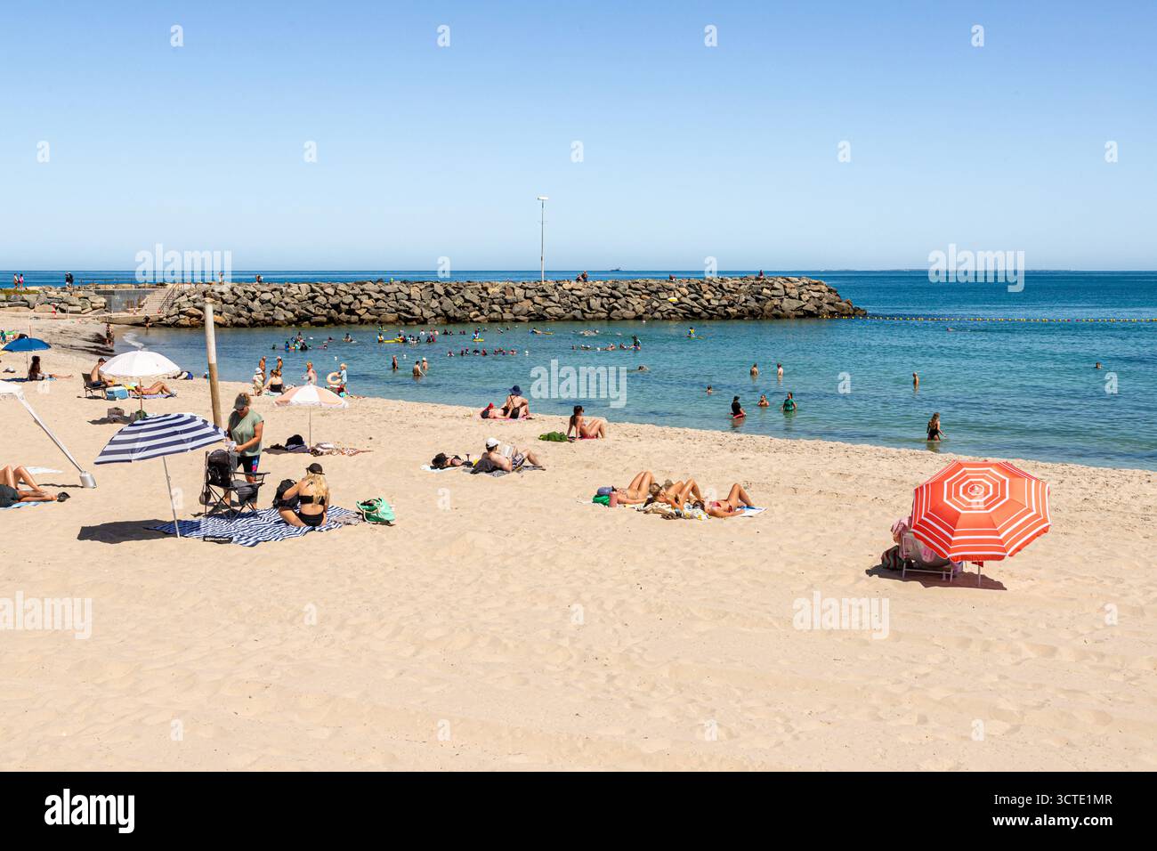 Le sabbie bianche di Cottesloe Beach accanto all'Oceano Indiano, Cottesloe vicino a Perth nella regione SW dell'Australia Occidentale WA Foto Stock