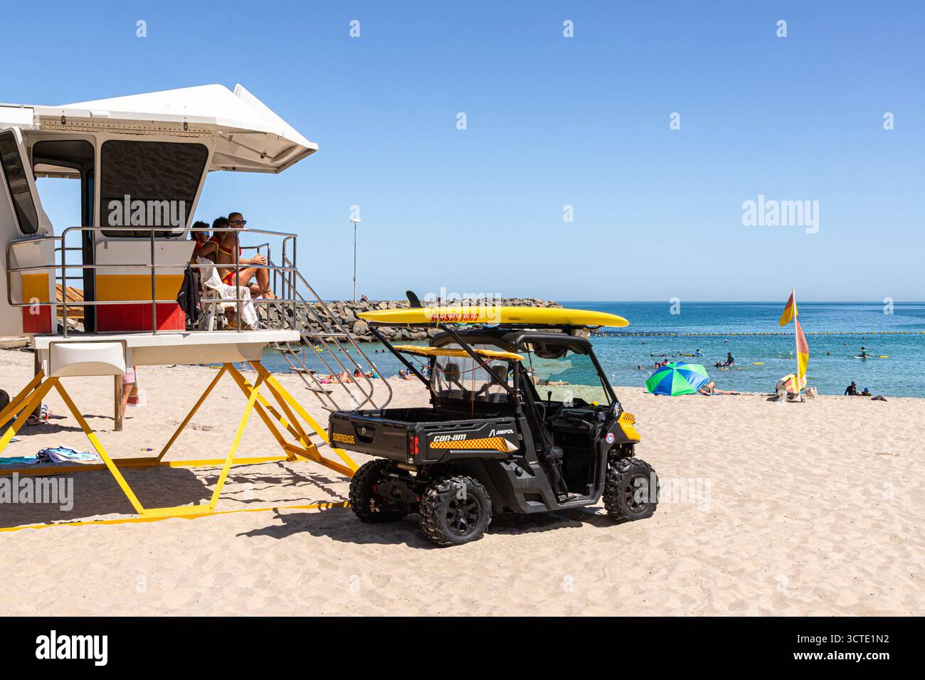 Il centro di salvataggio per il surf sulle sabbie bianche di Cottesloe Beach accanto all'Oceano Indiano, Cottesloe vicino a Perth nella regione SW dell'Australia Occidentale WA Foto Stock
