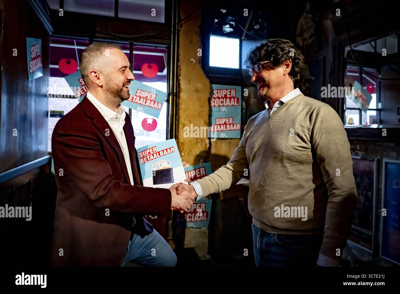 L’AIA – il leader del partito popolare Jimmy Dijk riceve un rapporto sui piani finanziari durante il calcio d’inizio della campagna elettorale. Le elezioni della camera dei rappresentanti si terranno il 29 ottobre. ANP ROBIN UTRECHT netherlands Out - belgio Out Foto Stock