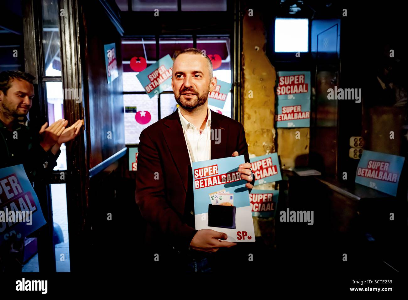 L’AIA – il leader del partito popolare Jimmy Dijk riceve un rapporto sui piani finanziari durante il calcio d’inizio della campagna elettorale. Le elezioni della camera dei rappresentanti si terranno il 29 ottobre. ANP ROBIN UTRECHT netherlands Out - belgio Out Foto Stock