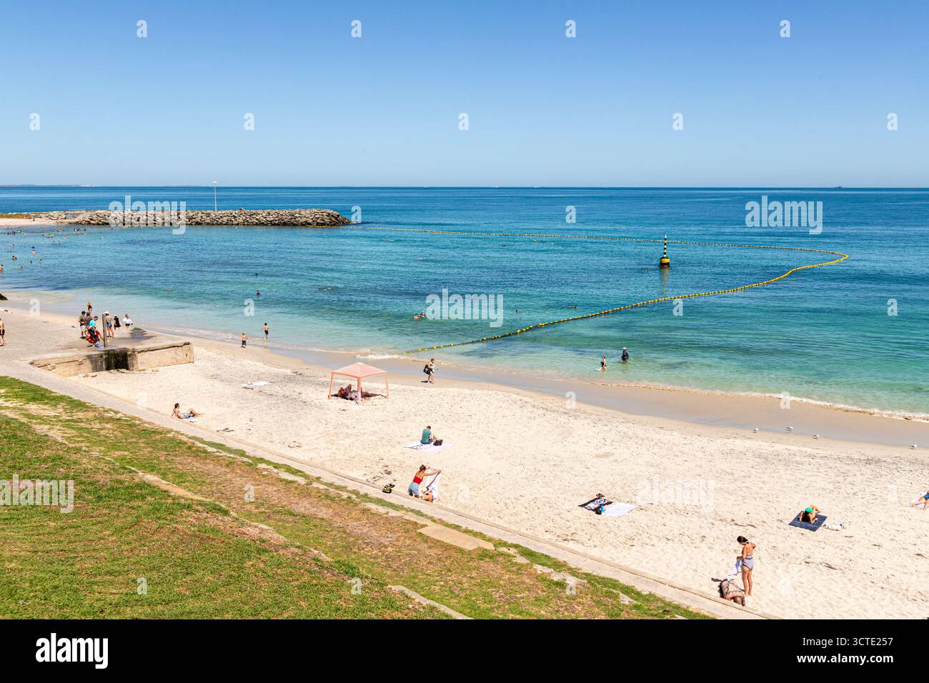 Nuotatori protetti da una rete di squali nell'Oceano Indiano accanto alle sabbie bianche di Cottesloe Beach vicino a Perth nella regione SW dell'Australia Occidentale WA Foto Stock