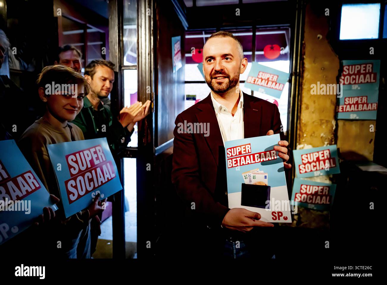 L’AIA – il leader del partito popolare Jimmy Dijk riceve un rapporto sui piani finanziari durante il calcio d’inizio della campagna elettorale. Le elezioni della camera dei rappresentanti si terranno il 29 ottobre. ANP ROBIN UTRECHT netherlands Out - belgio Out Foto Stock