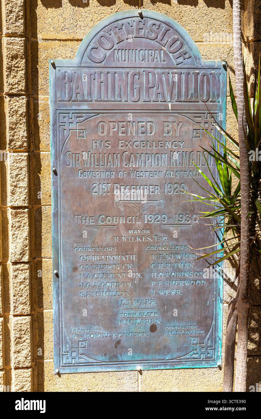 Targa per l'apertura nel 1929 del Municipal Bathing Pavilion a Cottesloe vicino a Perth nella regione SW dell'Australia Occidentale WA Foto Stock