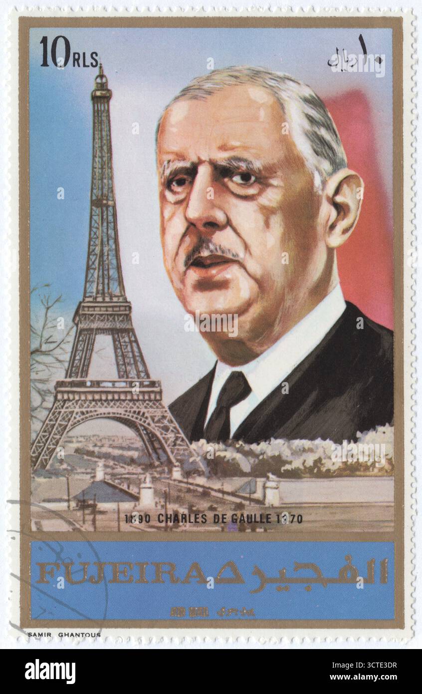 EMIRATE FUJEIRA - 1972 luglio 5: 10 riyal francobollo multicolore raffigurante un ritratto di Charles André Joseph Marie de Gaulle (1890-1970), generale francese, politico e statista che guidò le forze francesi libere contro la Germania nazista e la Francia di Vichy nella seconda guerra mondiale e presiedette il governo provvisorio della Repubblica francese dal 1944 al 1946 per ripristinare la democrazia in Francia. Nel 1958, in mezzo al putsch di Algeri, uscì dal pensionamento quando fu nominato primo ministro dal presidente René Coty. Riscrisse la Costituzione francese e fondò la Quinta Repubblica dopo l'approvazione tramite referendum Foto Stock