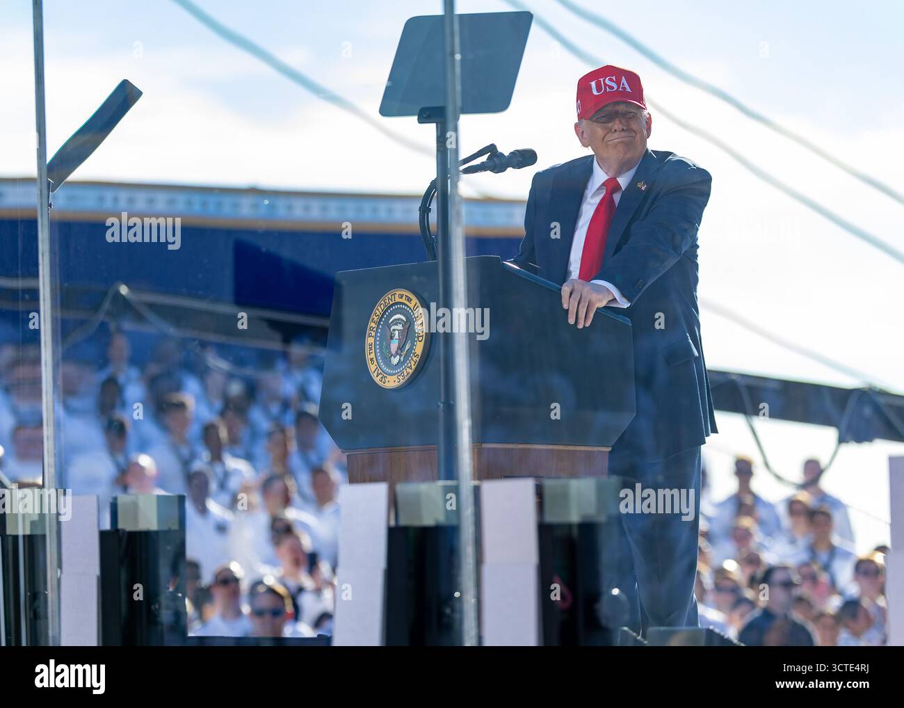 STAZIONE NAVALE DI NORFOLK, Virginia (5 ottobre 2025) il presidente Donald J. Trump pronuncia le sue osservazioni durante un All Hands Call al molo 14, insieme alla portaerei classe Nimitz USS Harry S. Truman (CVN 75) e alla nave d'assalto anfibio classe Wasp USS Kearsarge (LHD 3), 5 ottobre 2025. L'All Hands Call at Naval Station Norfolk è uno dei numerosi eventi che si svolgono in tutto il paese per mostrare gli uomini e le donne che con orgoglio prestano servizio nella Marina degli Stati Uniti. (Foto della Marina degli Stati Uniti di Justin Kemble, specialista di comunicazione di massa di seconda classe) Foto Stock