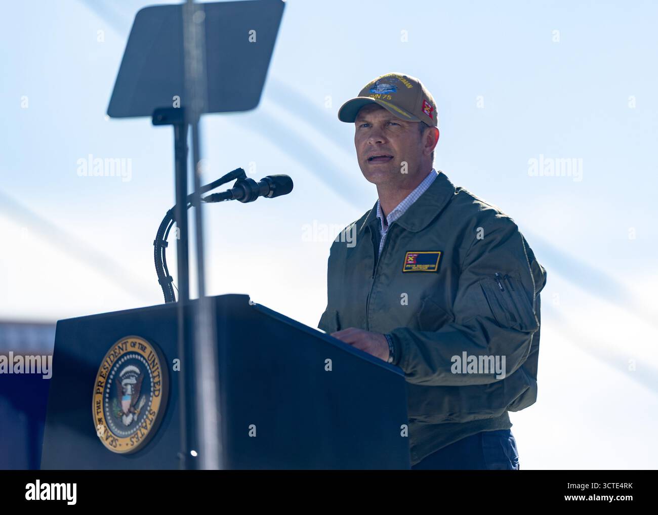 LA STAZIONE NAVALE DI NORFOLK, Virginia (5 ottobre 2025) il Segretario alla Guerra Pete Hegseth pronuncia osservazioni durante una chiamata all Hands al molo 14, insieme alla portaerei classe Nimitz USS Harry S. Truman (CVN 75) e alla nave d'assalto anfibio classe Wasp USS Kearsarge (LHD 3), 5 ottobre 2025. L'All Hands Call at Naval Station Norfolk è uno dei numerosi eventi che si svolgono in tutto il paese per mostrare gli uomini e le donne che con orgoglio prestano servizio nella Marina degli Stati Uniti. (Foto della Marina degli Stati Uniti di Justin Kemble, specialista di comunicazione di massa di seconda classe) Foto Stock