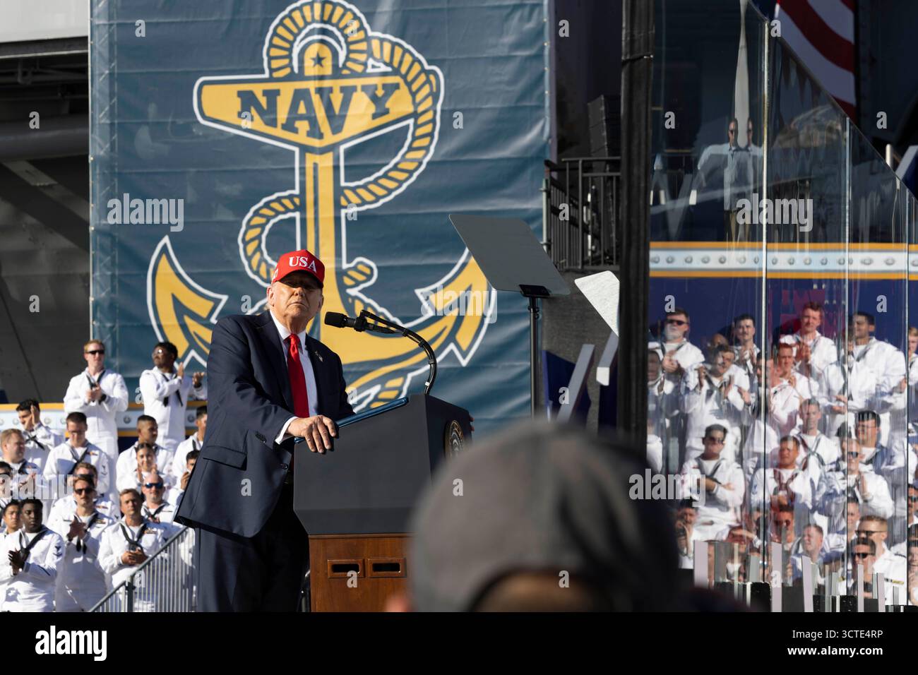 STAZIONE NAVALE DI NORFOLK, Virginia (5 ottobre 2025) – il presidente Donald J. Trump si rivolge a quasi 15.000 marinai provenienti da comandi e ospiti basati su Norfolk durante una chiamata All Hands Call al molo 14, insieme alla portaerei classe Nimitz USS Harry S. Truman (CVN 75) e alla nave d'assalto anfibio classe Wasp USS Kearsarge (LHD 3), 5 ottobre 2025. L'All Hands Call at Naval Station Norfolk è uno dei numerosi eventi che si svolgono in tutto il paese per mostrare gli uomini e le donne che con orgoglio prestano servizio nella Marina degli Stati Uniti. (Foto della Marina degli Stati Uniti di Keresea Illenye, specialista della comunicazione di massa di seconda classe) Foto Stock