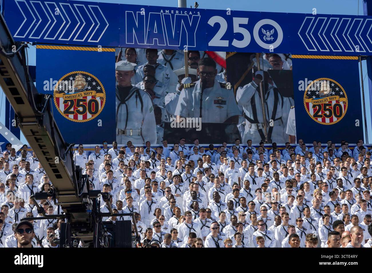 STAZIONE NAVALE DI NORFOLK, Virginia (5 ottobre 2025) – il presidente Donald J. Trump si rivolge a quasi 15.000 marinai provenienti da comandi e ospiti basati su Norfolk durante una chiamata All Hands Call al molo 14, insieme alla portaerei classe Nimitz USS Harry S. Truman (CVN 75) e alla nave d'assalto anfibio classe Wasp USS Kearsarge (LHD 3), 5 ottobre 2025. L'All Hands Call at Naval Station Norfolk è uno dei numerosi eventi che si svolgono in tutto il paese per mostrare gli uomini e le donne che con orgoglio prestano servizio nella Marina degli Stati Uniti. (Foto della Marina degli Stati Uniti di Keresea Illenye, specialista della comunicazione di massa di seconda classe) Foto Stock