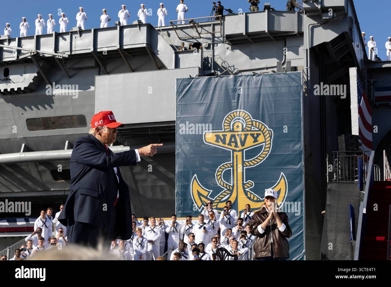 STAZIONE NAVALE DI NORFOLK, Virginia (5 ottobre 2025) – il presidente Donald J. Trump si rivolge a quasi 15.000 marinai provenienti da comandi e ospiti basati su Norfolk durante una chiamata All Hands Call al molo 14, insieme alla portaerei classe Nimitz USS Harry S. Truman (CVN 75) e alla nave d'assalto anfibio classe Wasp USS Kearsarge (LHD 3), 5 ottobre 2025. L'All Hands Call at Naval Station Norfolk è uno dei numerosi eventi che si svolgono in tutto il paese per mostrare gli uomini e le donne che con orgoglio prestano servizio nella Marina degli Stati Uniti. (Foto della Marina degli Stati Uniti di Keresea Illenye, specialista della comunicazione di massa di seconda classe) Foto Stock