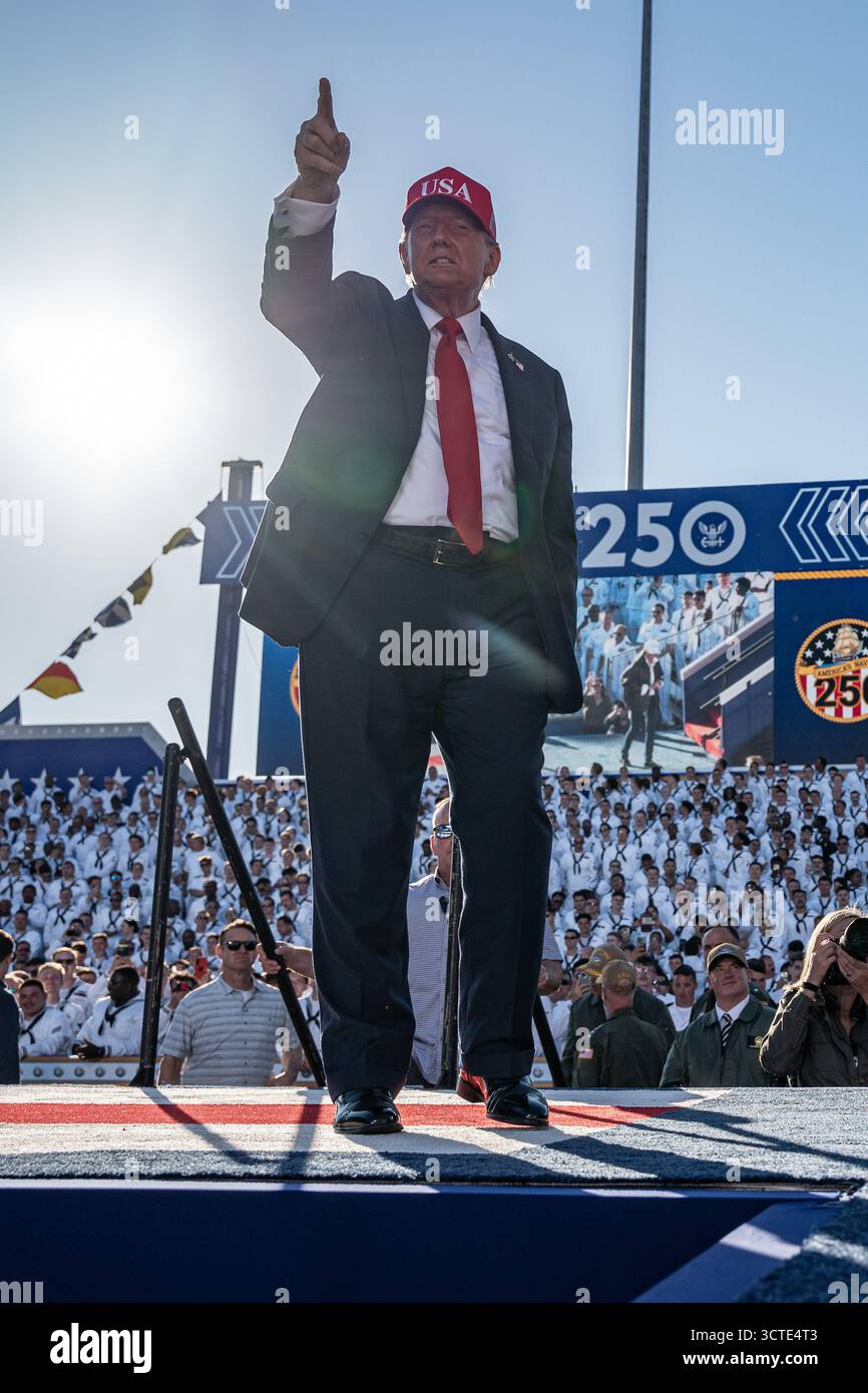 STAZIONE NAVALE DI NORFOLK, Virginia (5 ottobre 2025) – il presidente Donald J. Trump esce dal palco dopo una chiamata all Hands Call al molo 14, accanto alla portaerei classe Nimitz USS Harry S. Truman (CVN 75) e alla nave d'assalto anfibio classe Wasp USS Kearsarge (LHD 3), 5 ottobre 2025. L'All Hands Call at Naval Station Norfolk è uno dei numerosi eventi che si svolgono in tutto il paese per mostrare gli uomini e le donne che con orgoglio prestano servizio nella Marina degli Stati Uniti. (Foto della Marina degli Stati Uniti di Anderson W. Branch, specialista della comunicazione di massa di 1a classe) Foto Stock